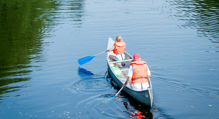Två personer som paddlar en kanot.