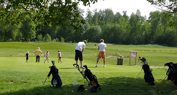 Golfspelare på Örbyhus golfbana. Foto: Torsten Lundin.