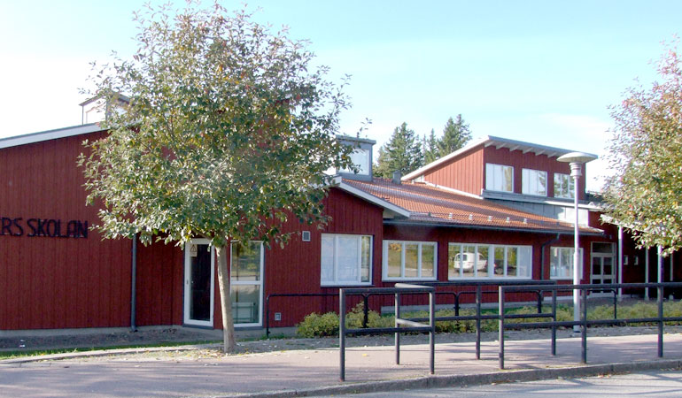 Ol Andersskolans röda huvudbyggnad och ingång