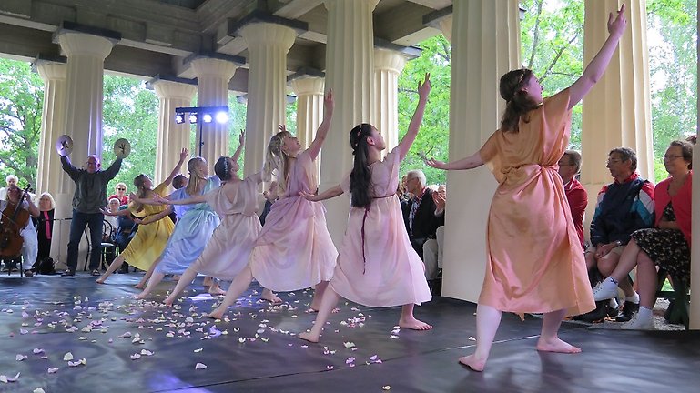 Lilla Baletten dansar i Grekiska templet, Söderfors. Koreograf Kathleen Quinlan Zetterberg, foto Maria Lewis.