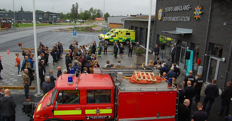 Bild från invigningsceremonin den 12 juni 2019 för Tierps nya ambulans- och brandstation.