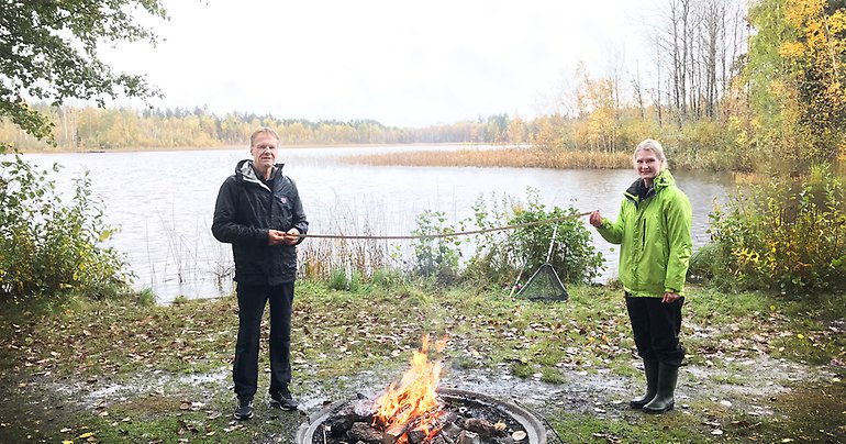 Coronasäkert avstånd när landshövding Göran Enander besökte Hjällsjön i Söderfors. Här tillsammans med kommunalrådet Sara Sjödal (C).
