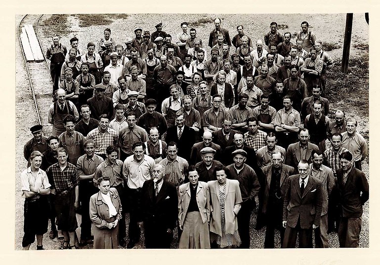 Fabrikören Gustaf Emanuel Tunelius och företagets anställda anno 1949, med fabriksledningen och direktör Tunelius längst fram i mitten. (foto: Carl Larssons fotografiska atelier)