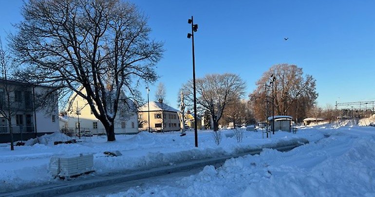 Busstationen omgiven av snö.