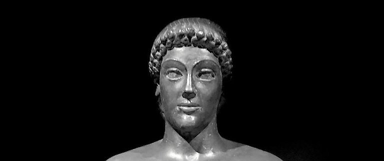 svart-vit bild som visar en grekisk skulptur