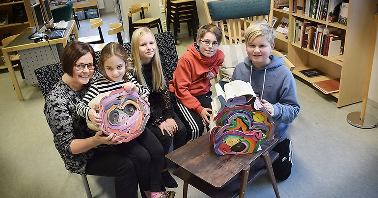 Elever på Bruksskolan i Söderfors har skapat konstverk av gamla pocketböcker