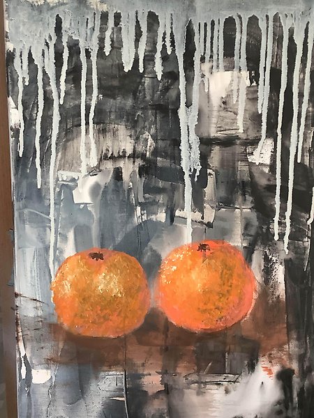 Två målade apelsiner på mörk bakgrund