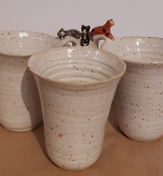 Tre keramikmuggar med katter på.